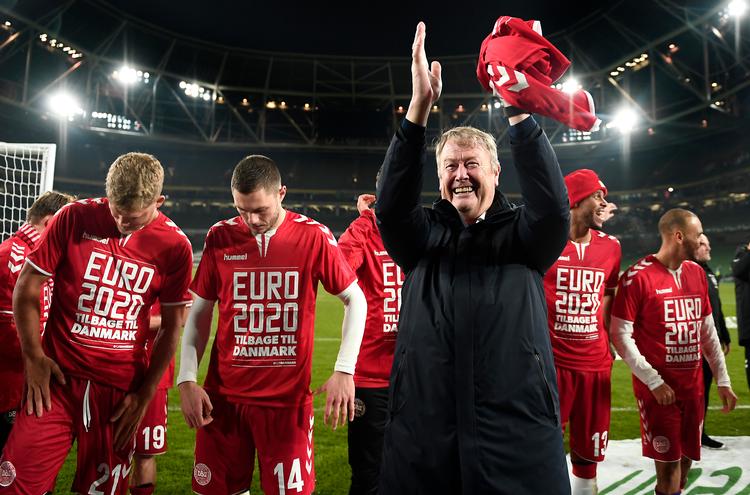  Åge Hareide er målt på resultaterne den bedste landstræner, Danmark har haft. Her takker han fansene for støtten i udekampen mod Irland, hvor landsholdet sikrede sig adgang til sommerene EM-slutrunde Foto: Lars Poulsen/POLFOTO