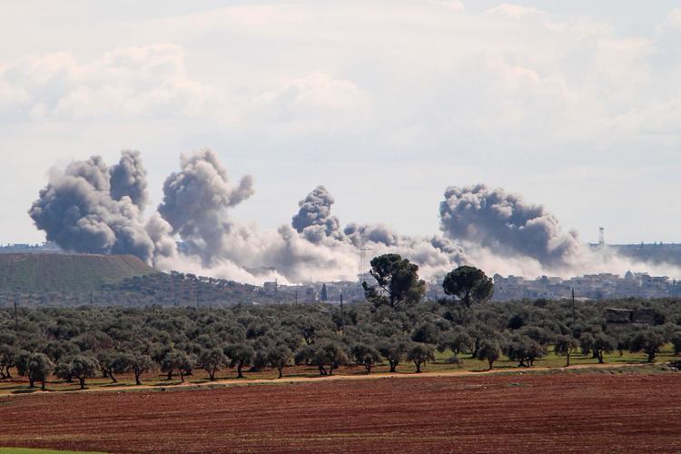 Røg over landsbyen Qaminas - seks kilometer fra Idlib.  Foto: Ibrahim Yasouf/Ritzau Scanpix