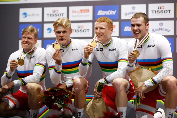 Regnbuetrikoten er en af de mest eftertragtede udmærkelser for en cykelrytter, så de store smil var forståeligt fremme hos de danske guldgutter og verdensrekordsættere Lasse Norman Hansen, Julius Johansen, Frederik Rodenberg og Rasmus Lund Pedersen, da de havde erobret dem i Berlin.
 Foto: Kacper Pempel/Ritzau Scanpix