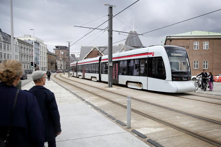 Morten Messerschmidt fra DF er meget inspiereret af luxembourg, som har indført gratis kollektiv transport. Transportforsker er dog skeptisk.   Foto: Jens Dresling/POLFOTO