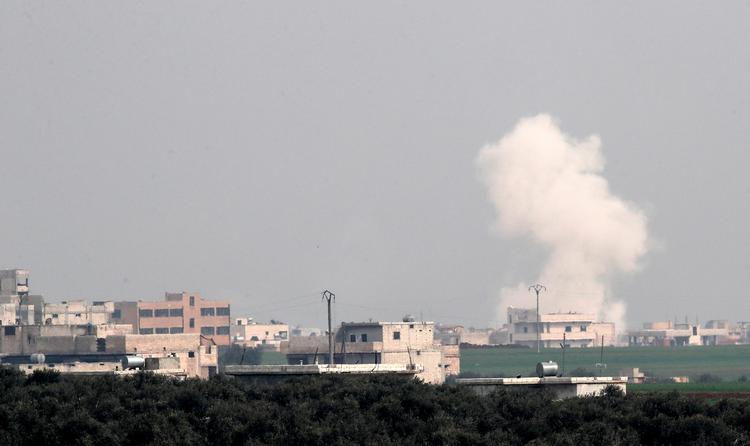 Røgen står op efter et luftangreb i byen Saraqeb i provinsen Idlib i Syrien.  Foto: Umit Bektas/Ritzau Scanpix