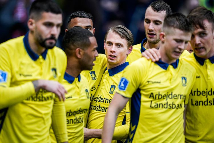   Simon Hedlund fejrer sin scoring med holdkammeraterne på det nykonstruerede Brøndby-mandskab. Foto: Niels Christian Vilmann/Ritzau Scanpix