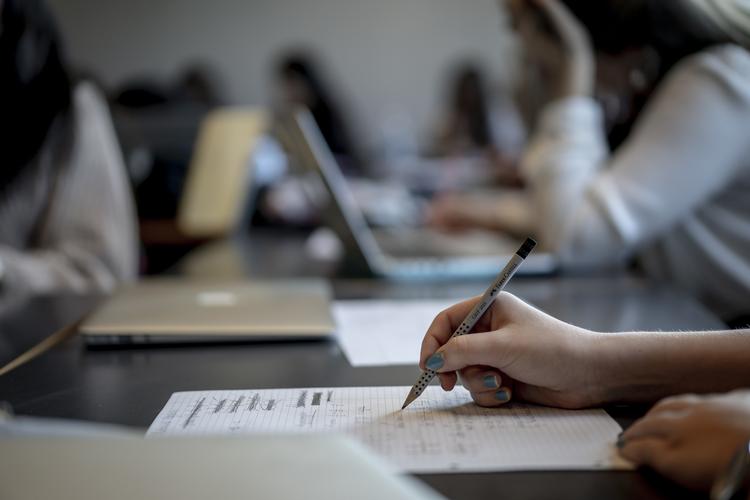 Flere undervisere mener ifølge en ny rapport, at det er blevet nødvendigt at opdrage på tosprogede elever, der opfører sig dårligt i gymnasieklassen. Foto: Asger Ladefoged/Ritzau Scanpix
