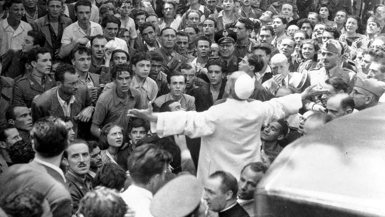 Her ses pave Pius XII foran en forsamling i juli 1943. Foto: Stringer/Ritzau Scanpix