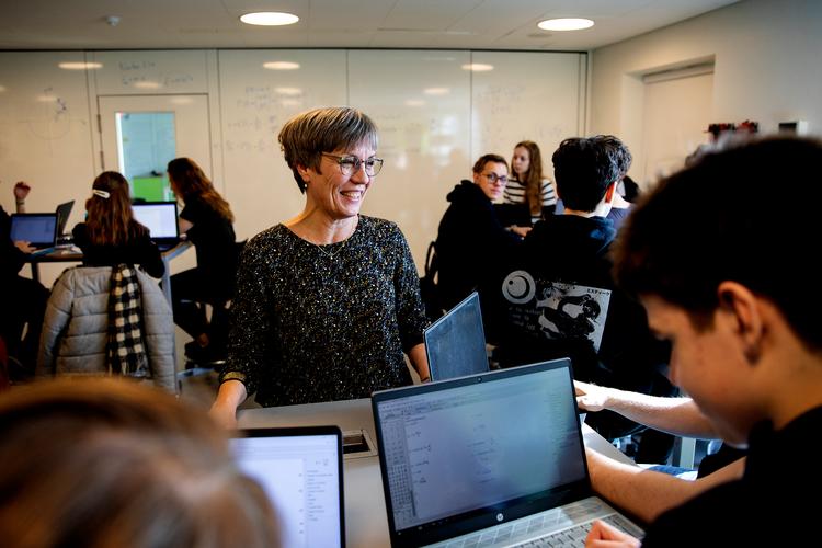 Gitte Iversen, der underviser i matematik på NEXT Sukkertoppen Gymnasium i Valby, vil hellere sige, hvad eleverne gør godt, en hvad der er rigtigt og forkert. Foto: Finn Frandsen/POLFOTO