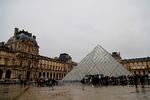 I går voksede køerne foran Louvre, mens ledelsen og personalet holdt møde om risikoen for smitte med coronavirus. Museet åbnede slet ikke i går og i dag holder Louvre også lukket. (Photo by Thomas SAMSON / AFP)   Foto: Thomas Samson/Ritzau Scanpix