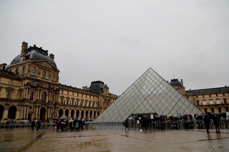I går voksede køerne foran Louvre, mens ledelsen og personalet holdt møde om risikoen for smitte med coronavirus. Museet åbnede slet ikke i går og i dag holder Louvre også lukket. (Photo by Thomas SAMSON / AFP)   Foto: Thomas Samson/Ritzau Scanpix