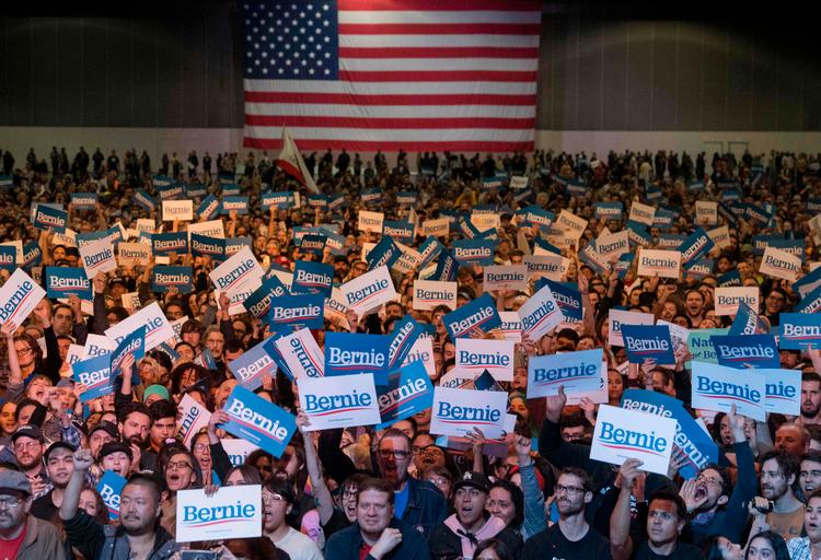 Bernie Sanders og de øvrige demokratiske kandidater gør klar til super tuesday efter at gårsdagens sejr til Joe Biden i South Carolina.  Foto: Mark Ralston/Ritzau Scanpix