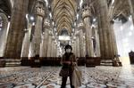 En turist besøger katedralen i Milan tidligere i dag.  Foto: Yara Nardi/Ritzau Scanpix