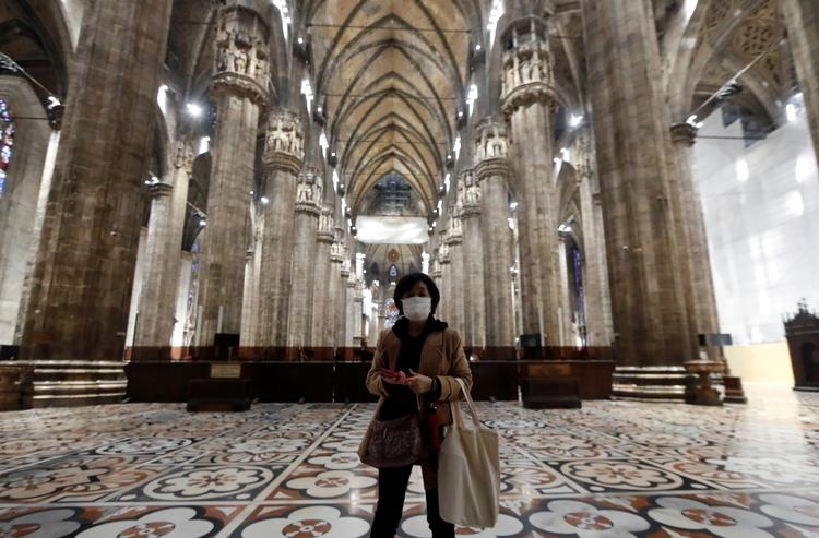 En turist besøger katedralen i Milan tidligere i dag.  Foto: Yara Nardi/Ritzau Scanpix