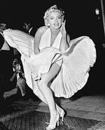 Marilyn Monroe ses her på et af de mest ikoniske billeder, der blev taget af hende, hvor brisen fra en rist løfter hendes kjole op på en subwaystation i New York i 1954.  Foto: Matty Zimmerman/AP