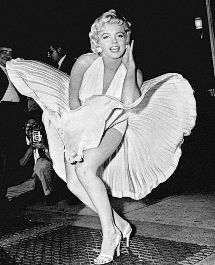 Marilyn Monroe ses her på et af de mest ikoniske billeder, der blev taget af hende, hvor brisen fra en rist løfter hendes kjole op på en subwaystation i New York i 1954.  Foto: Matty Zimmerman/AP