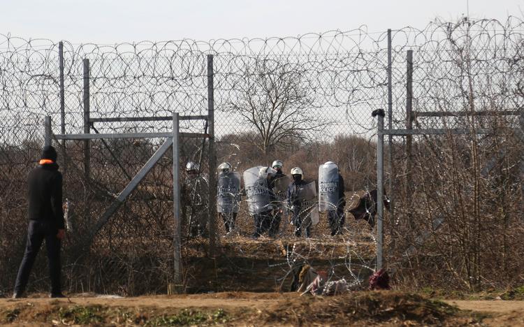 Græsk politi bag grænsehegnet. Politiet har affyret tåregas mod migranter, der forsøger at komme ind i EU via Grækenland. Foto: Cansu Alkaya/Ritzau Scanpix