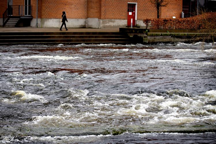 Den vandmængde, der strømmer gennem slusen i Silkeborg har under den nuværende oversvømmelse sat ny rekord på 55.000 liter vand i sekundet. Den gamle rekort lød på 47.000 liter. Foto: Finn Frandsen/POLFOTO
