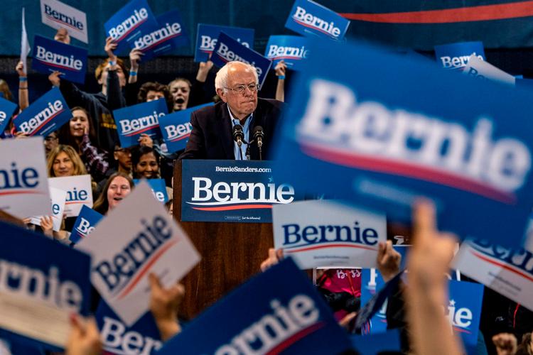 Bernie Sanders, der her er på talerstolen i Virginia, har godt fat i en række meget forskellige vælgere - og det kan sikre ham præsidentkandidatruet. Foto: Eric Baradat/Ritzau Scanpix