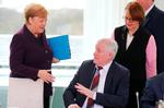   Da Merkel rakte sin hånd frem for at hilse på sin indenrigsminister, Horst Seehofer, ved et møde om migration i Berlin, smilede han afvæbnende og holdt begge sine hænder tilbage. Foto: Hannibal Hanschke/Ritzau Scanpix