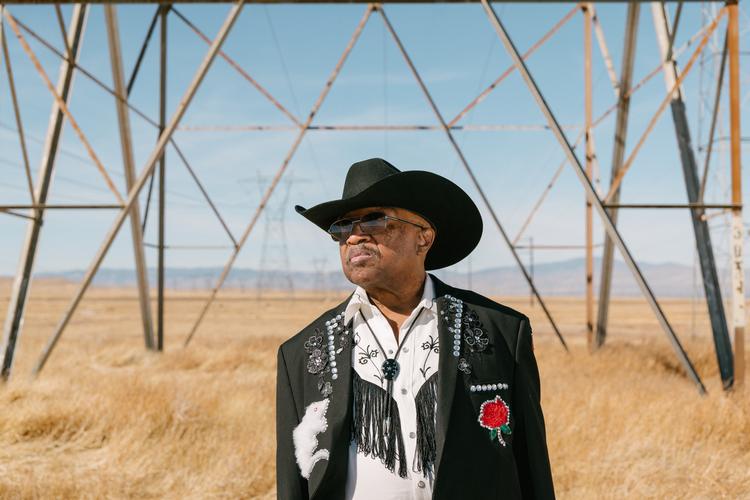 Swamp Dogg har noget, de andre ikke har: Friheden til at være weird.  