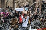 Migranter sidder fast i Pazarkule i Tyrkiet, som er en af landets grænser til Grækenland, efter at Tyrkiets præsident, Recep Tayyip Erdogan, har sagt, at de kan rejse frit til EU. Grækerne har forstærket forsvarets af en af EU's ydre grænser. Foto: Alexandros Avramidis/Ritzau Scanpix