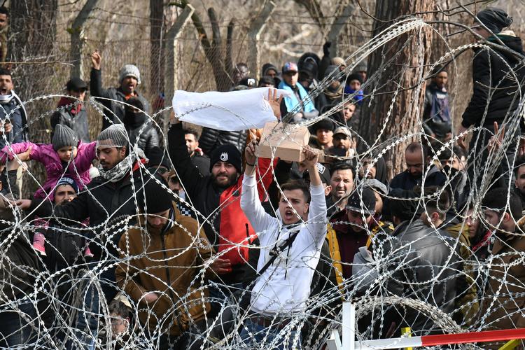 Migranter sidder fast i Pazarkule i Tyrkiet, som er en af landets grænser til Grækenland, efter at Tyrkiets præsident, Recep Tayyip Erdogan, har sagt, at de kan rejse frit til EU. Grækerne har forstærket forsvarets af en af EU's ydre grænser. Foto: Alexandros Avramidis/Ritzau Scanpix
