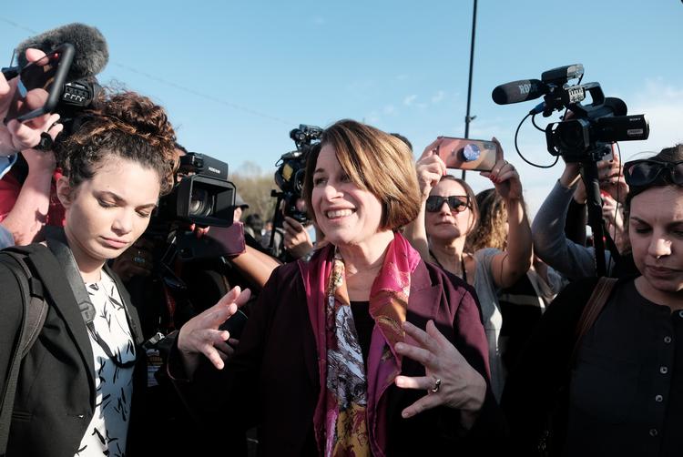    Amy Klobuchar vakte stor opsigt, da hun fik en tredjeplads i New Hampshire, hvor hun med 20 procent af stemmerne kom efter Bernie Sanders og Pete Buttigieg. Foto: Michael Mccoy/Ritzau Scanpix