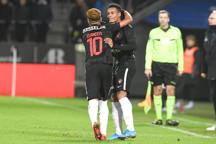 Brasiliansk jubel i Herning mandag aften, hvor Paulinho (th.) og Evander indtog et par af de bærende roller. Foto: Jens Nørgaard Larsen/Ritzau Scanpix