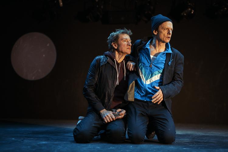 Jens Albinus og Olaf Johannessen som to overlevelsesdygtige tvillingebrødre, der tigger for at teste deres omverden: »Vi er ikke sultne, vi iagttager blot folks reaktioner«. Foto: Henrik Ohsten Rasmussen