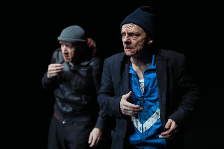 Jens Albinus (t.v.) og Olaf Johannesen i en scene fra 'Det store stilehæfte'.  Foto: Henrik Ohsten Rasmussen