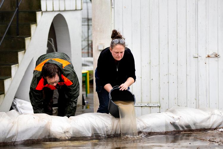 Danmark har lige som flere andre steder i Nordeuropa målt den varmeste vinter nogensinde, og massive regnmængder har flere steder udløst oversvømmelser. Her er det Silkeborg. Foto: Finn Frandsen/POLFOTO