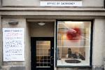 Office of Emergency er åbnet på Vesterbrogade 101. 'Et midlertidigt kontor for helt almindeligt nysgerrige og bekymrede borgere' står der blandt andet på skiltet. Foto: Mikkel Hørlyck/POLFOTO