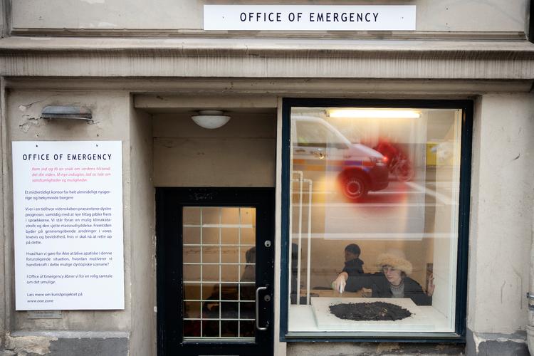 Office of Emergency er åbnet på Vesterbrogade 101. 'Et midlertidigt kontor for helt almindeligt nysgerrige og bekymrede borgere' står der blandt andet på skiltet. Foto: Mikkel Hørlyck/POLFOTO