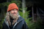 Shamanen Jesper elsker Pepsi Max, og det er der ikke meget af i den norske vildmark. Men der skal mere til at slå Jesper ud.  Foto: DR