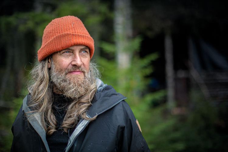 Shamanen Jesper elsker Pepsi Max, og det er der ikke meget af i den norske vildmark. Men der skal mere til at slå Jesper ud.  Foto: DR