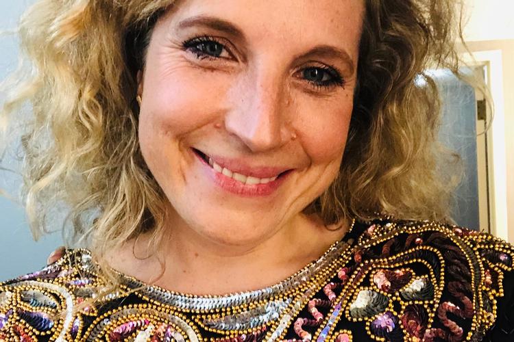 Dy Plamborg i Texas kort efter at have fået besked om, at hun har vundet Politikens Litteraturpris.  Hun er dermed femte kvinder, der vinder Politikens Litteraturpris og kommer i fint selskab med tidligere vindere Maria Gerhardt, Merete Pryds Helle, Anne Lise Marstrand-Jørgensen og Birgithe Kosovic. Privatfoto. 