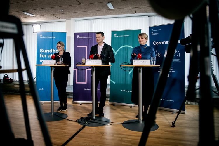 På pressemøde efter pressemøde stiller myndighedernes repræsentanter sig frem og fortæller nyt om den ny coronavirus i Danmark.  Dækningen er massiv, og det mærker de fleste børn. Foto: Jens Hartmann Schmidt/POLFOTO