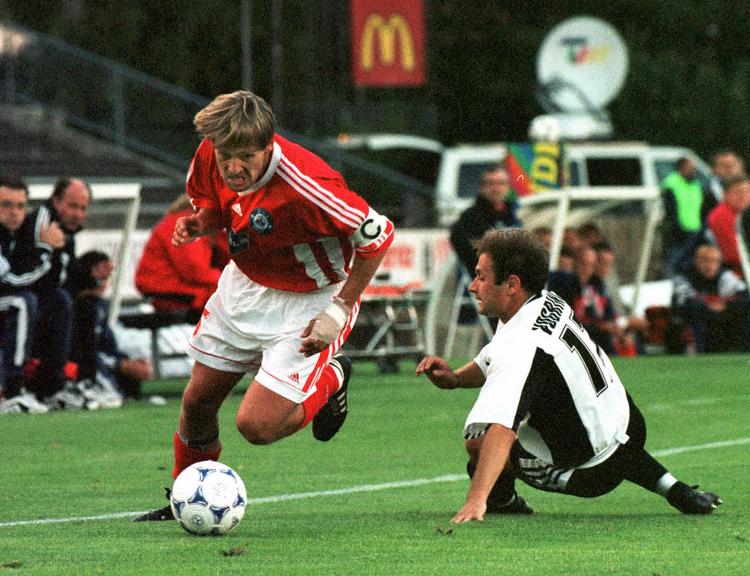 Sådan så Morten Bruun ud for 22 år siden. I fuld fart (i rødt) for Silkeborg. I dag taler han tv-fodbold og er frivillig træner for unge spillere, der elsker fodbold, men som ikke har alverdens tid til at træne. Foto: Erik Kragh/POLFOTO
