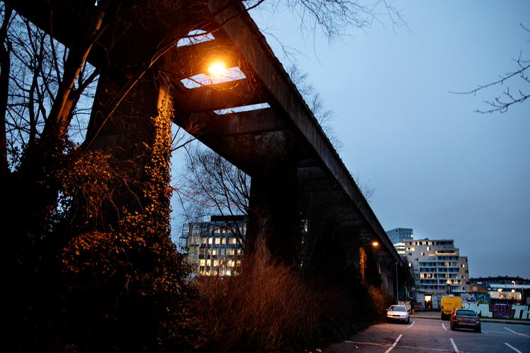 Kunstnerne i Sydhavnen i Aarhus har boet til en lav husleje i Sydhavnen i årevis. Nu planlægges en ny bydel med plads til kunst i stueetagerne, men kunstnerne har i et åbent brev advaret om, at de må flytte fra området, hvis kommunen ikke giver dem en garanti for huslejer, de kan betale.  Foto: Finn Frandsen