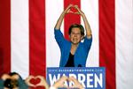 Warren former sine hænder til et hjerte. Men lige lidt hjalp det. Vælgerne elskede hende ikke nok til at stemme på hende, end ikke i hendes egen stat, hvor hun kun blev nummer tre.  Foto: Jeff Kowalsky/Ritzau Scanpix