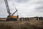 En stor entreprenørmaskine forbereder byggeriet på Amager Fælled. Den blev onsdag døbt 'Lærkesletteren', fordi den er med til at ødelægge et ynglested for den yndede art. Foto: Jens Hartmann Schmidt/POLFOTO