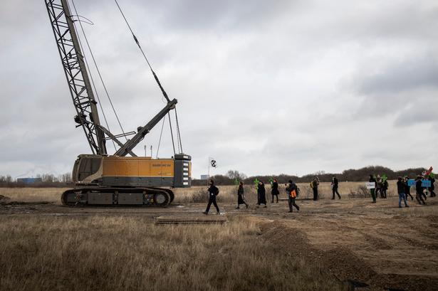 En stor entreprenørmaskine forbereder byggeriet på Amager Fælled. Den blev onsdag døbt 'Lærkesletteren', fordi den er med til at ødelægge et ynglested for den yndede art. Foto: Jens Hartmann Schmidt/POLFOTO