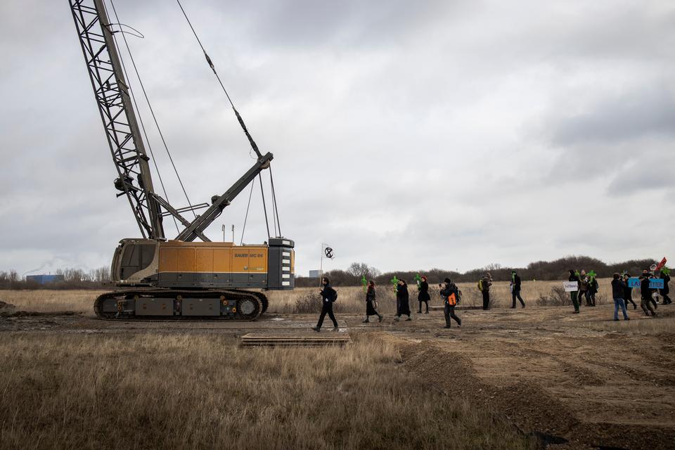 En stor entreprenørmaskine forbereder byggeriet på Amager Fælled. Den blev onsdag døbt 'Lærkesletteren', fordi den er med til at ødelægge et ynglested for den yndede art. Foto: Jens Hartmann Schmidt/POLFOTO