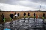 Som led i protestdemonstrationen begravede deltagerne symbolsk de arter, der står til at blive fordrevet fra Amager Fælled: Arter som nattergalen, lærken, viben og tårnfalken rammes. Foto: Jens Hartmann Schmidt/POLFOTO