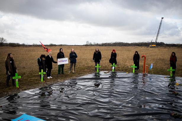 Som led i protestdemonstrationen begravede deltagerne symbolsk de arter, der står til at blive fordrevet fra Amager Fælled: Arter som nattergalen, lærken, viben og tårnfalken rammes. Foto: Jens Hartmann Schmidt/POLFOTO