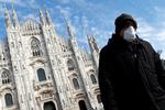  En mand ved Duomo Cathedral i  Milano. Foto: Guglielmo Mangiapane/Ritzau Scanpix