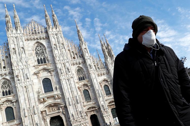  En mand ved Duomo Cathedral i  Milano. Foto: Guglielmo Mangiapane/Ritzau Scanpix