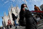   En kvnde på vej til metroen  i Milano. Foto: Guglielmo Mangiapane/Ritzau Scanpix