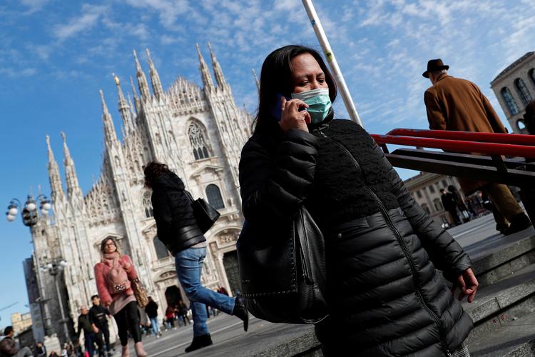   En kvnde på vej til metroen  i Milano. Foto: Guglielmo Mangiapane/Ritzau Scanpix