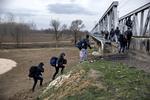 Flygtningesituationen på den tyrkiske grænse til Grækenland i Edirne provinsen.
Et hold syriske flygtninge på vej, 5 km fra grænseovergangen Pazarkule.
Her skal de op af en skrænt for derefter at gå over en togbro for at krydse en flod. Foto: Jacob Ehrbahn/POLFOTO