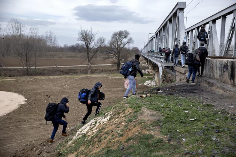 Flygtningesituationen på den tyrkiske grænse til Grækenland i Edirne provinsen.
Et hold syriske flygtninge på vej, 5 km fra grænseovergangen Pazarkule.
Her skal de op af en skrænt for derefter at gå over en togbro for at krydse en flod. Foto: Jacob Ehrbahn/POLFOTO
