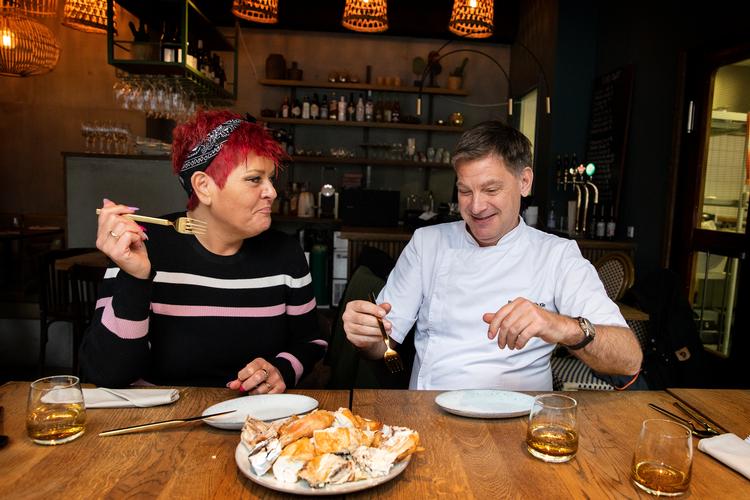 Grillbarejer Bruna Mia Dieni  og michelinkok Henrik Yde-Andersen er rørende enige om vurderingen af de seks kyllinger, som de tester for Politiken: Dyrenes velfærd spiller en rolle.    Foto: Finn Frandsen/POLFOTO