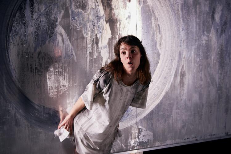 'Tatovering' prøver skamløst alle mulige ting af. På billedet ses en af stykkets to skuespillere, Nana Morks.  